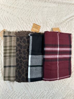 NWT! Just Cozy Set of 4 Blanket Scarves